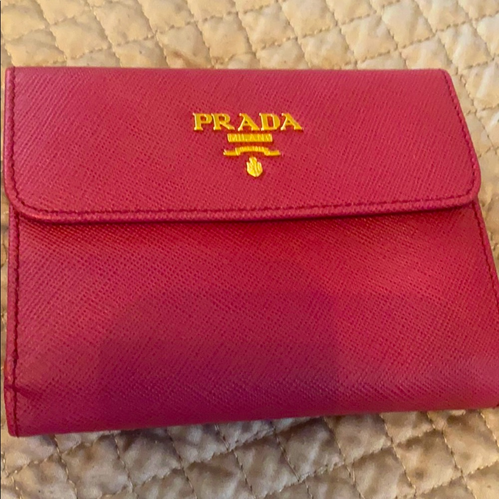 Preowned Prada wallet like new